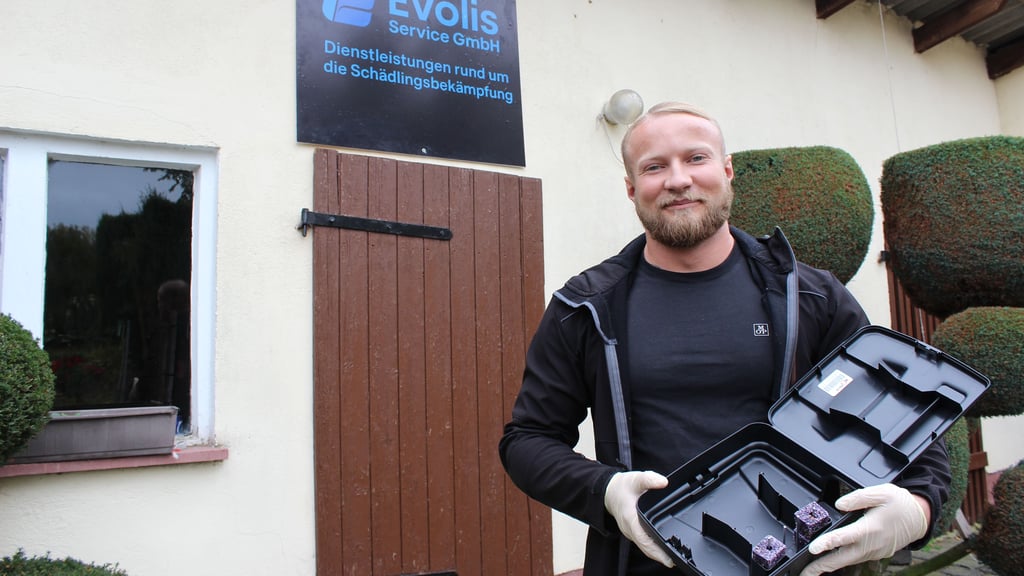 Schädlingsbekämpfer Paul Ole Karsten aus Hundisburg hat im Juni 2025 das Unternehmen „Evolis“ gegründet. In der Hand hält er eine Rattenfalle mit Köder.