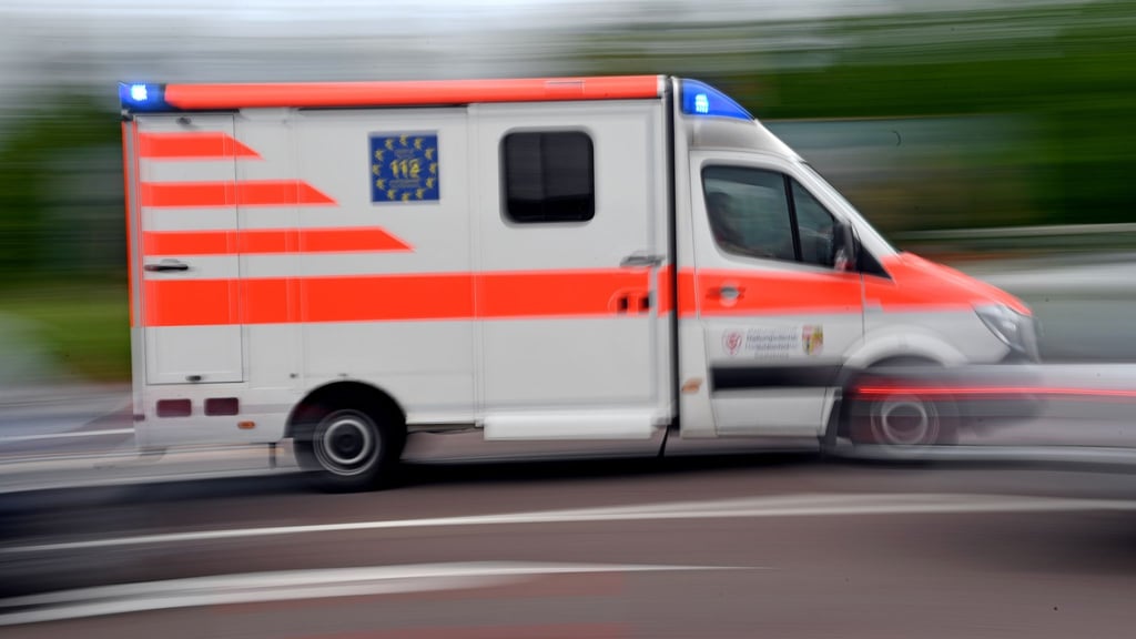 Sanitäter bringen die verletzte 25-Jährige in eine Klink. (Symbolbild)