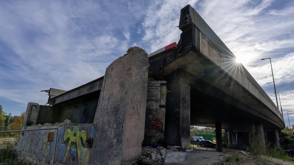 Im Zuge des Neubaus der Ringbahnbrücke im Berliner Westen kommt es von Donnerstagabend bis Montagmorgen zu Verkehrseinschränkungen. (Archivbild)