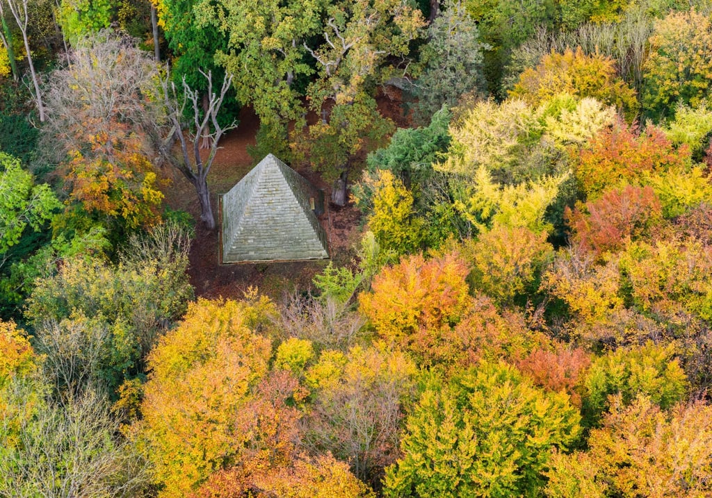 Die Pyramide ist mehr als elf Meter hoch.