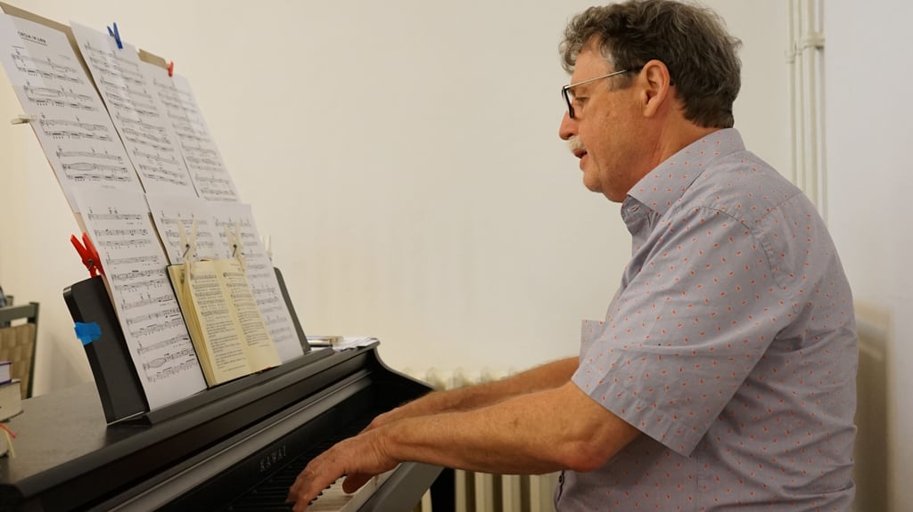 Rolf Schrader spielt am 6. November im Bahnhof.