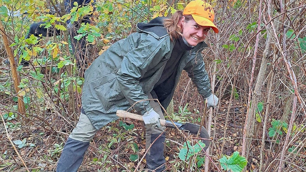 Anna Edner leitet das aktuelle Projekt des Bergwald-Vereins im Wald bei Allstedt.