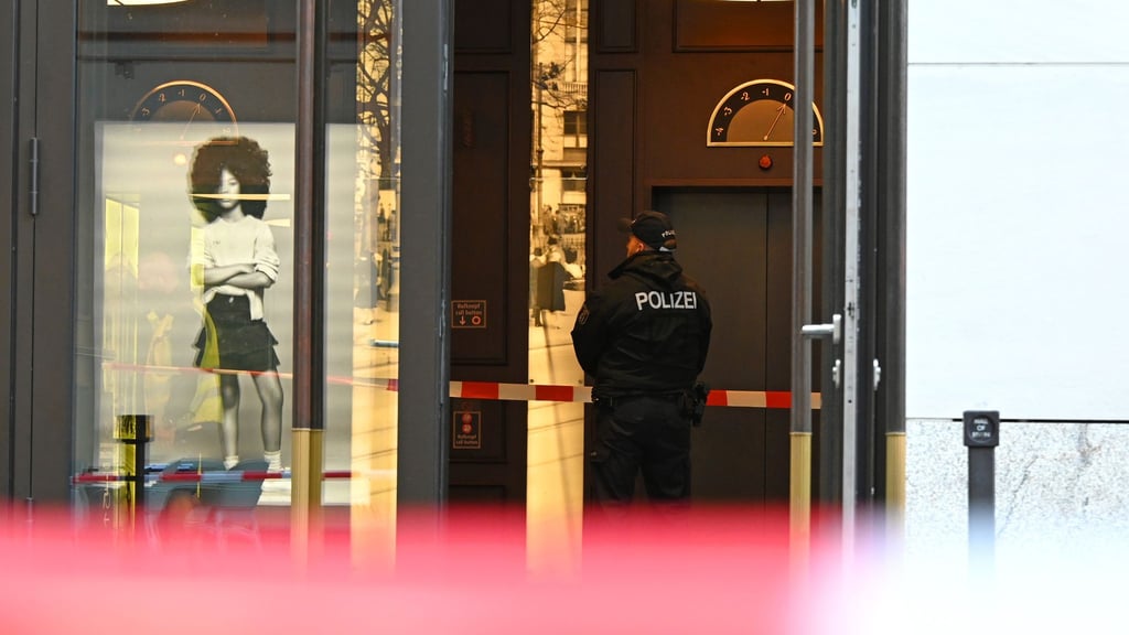 Ein Polizist steht hinter Absperrbändern in der „Mall of Berlin“.
