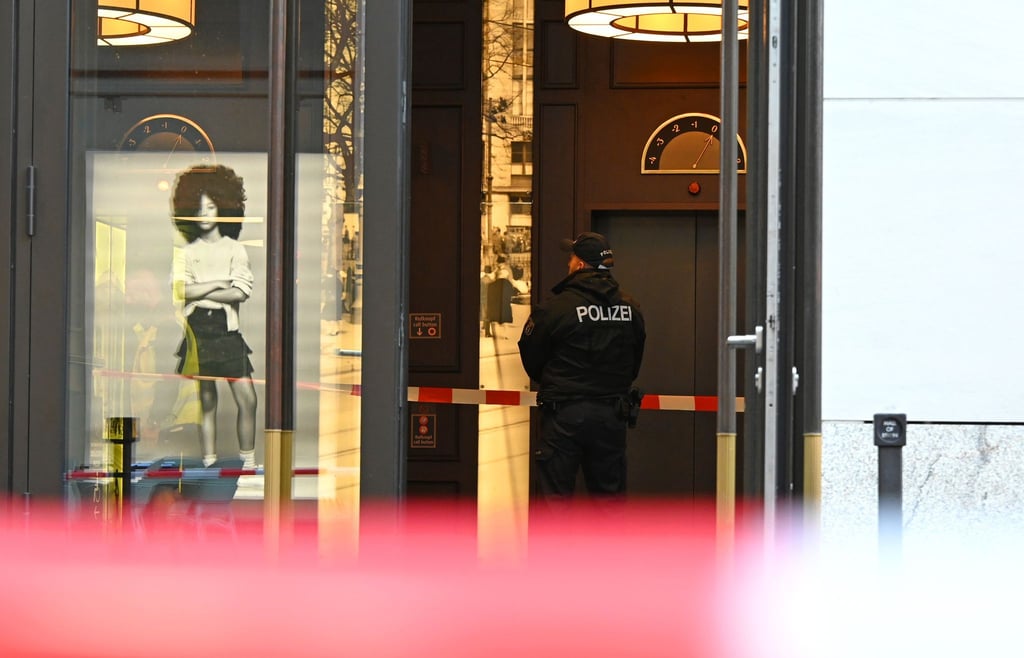 Ein Polizist steht hinter Absperrbändern in der „Mall of Berlin“.