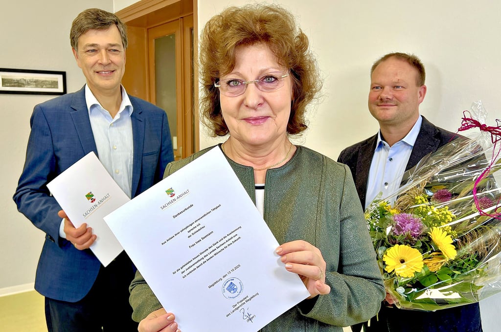 Ines Seemann wurde erneut zur Schiedsperson für die Kommune Könnern gewählt. Ihr gratulierten Bürgermeister Martin Zbyszewski (rechts) und Dr. Eike Papesch, Direktor des Bernburger Amtsgerichts.