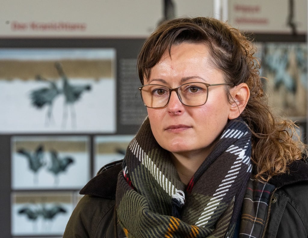 Agrarministerin Hanka Mittelstädt (SPD) lobt den Zusammenhalt der Helfer im Linumer Teichland bei der Bergung toter Kraniche.