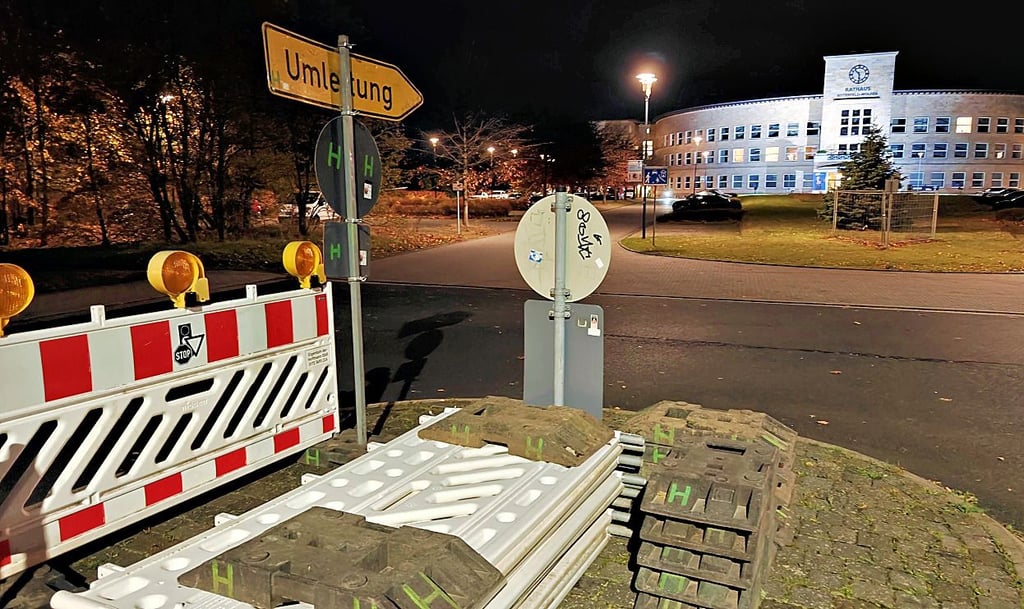 Die Baken und Schilder für die Sperrung lagen schon bereit.