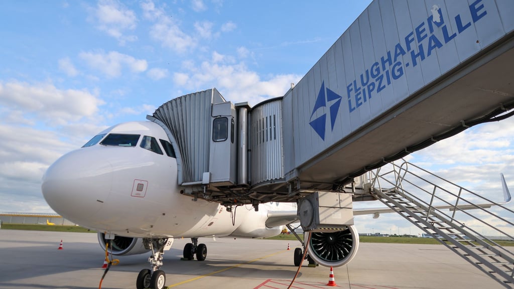 Finanzminister Christian Piwarz fordert eine Senkung der Kosten für den innerdeutschen Flugverkehr (Archivbild).