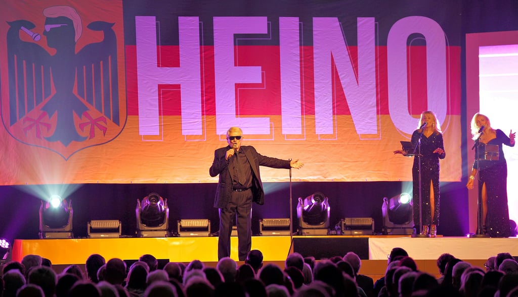 Schlagersänger Heino am Mittwoch auf der Bühne im Salzwedeler Kulturhaus.