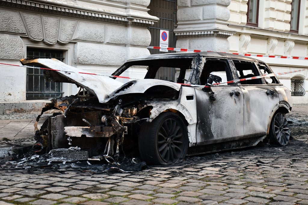 Das Auto in der Magdeburger Innenstadt ist nach dem Brand nur noch ein Wrack.