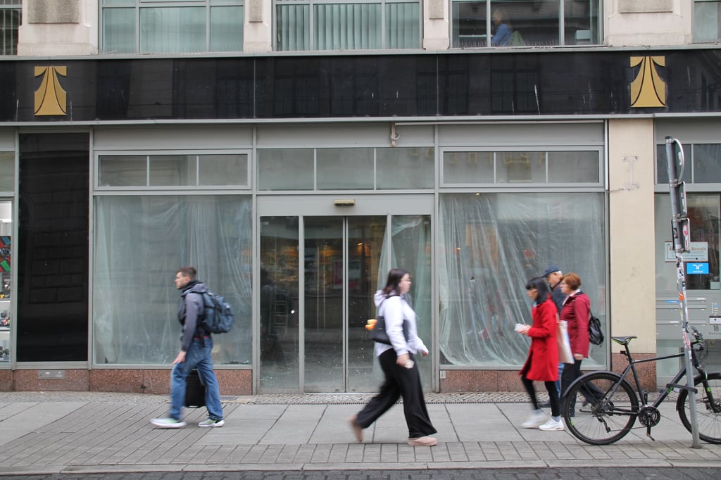Noch sind die Schaufenster mit Folie verhangen. Doch im kommenden Jahr soll es in dem leerstehenden Geschäft in Kleinschmieden eine Neueröffnung geben.