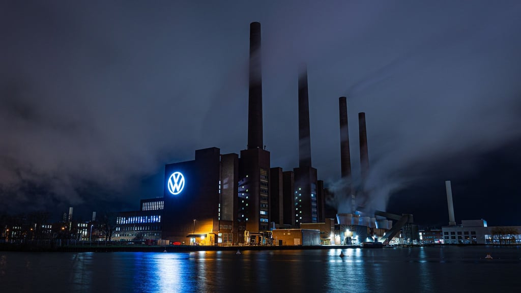 Bei VW in Wolfsburg drohen rote Zahlen - wegen der Probleme bei Porsche. (Archivbild)