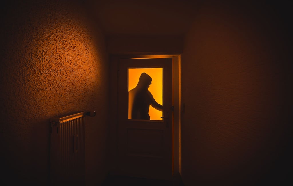 Einbrüche häufen sich in den dunklen Herbst- und Wintermonaten: Verschlossene Türen und Fenster können die Sicherheit erhöhen.