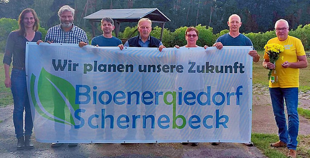 Die Aktiven des Förderkreises Bioenergiedorf Schernebeck:  Ariane Herms (2. Vorsitzende, von links), Lutz Herms (Beisitzer), Dirk Lockau (Mitglied), Udo Wendorf (Kassenwart), Sonja Lier (Schriftführerin), Wolfgang Haupt (Beisitzer), Bernd Schlicht (1. Vorsitzender).