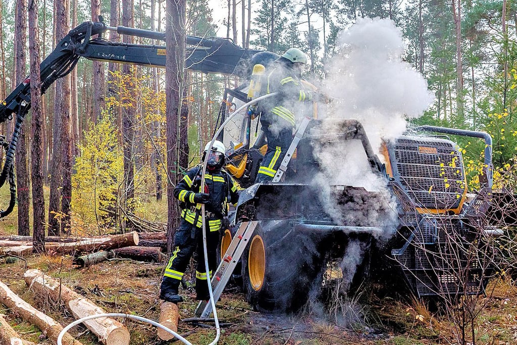 Die Schwierigkeit beim Löschen des Harvesters bestand darin, an den Motorraum heranzukommen.