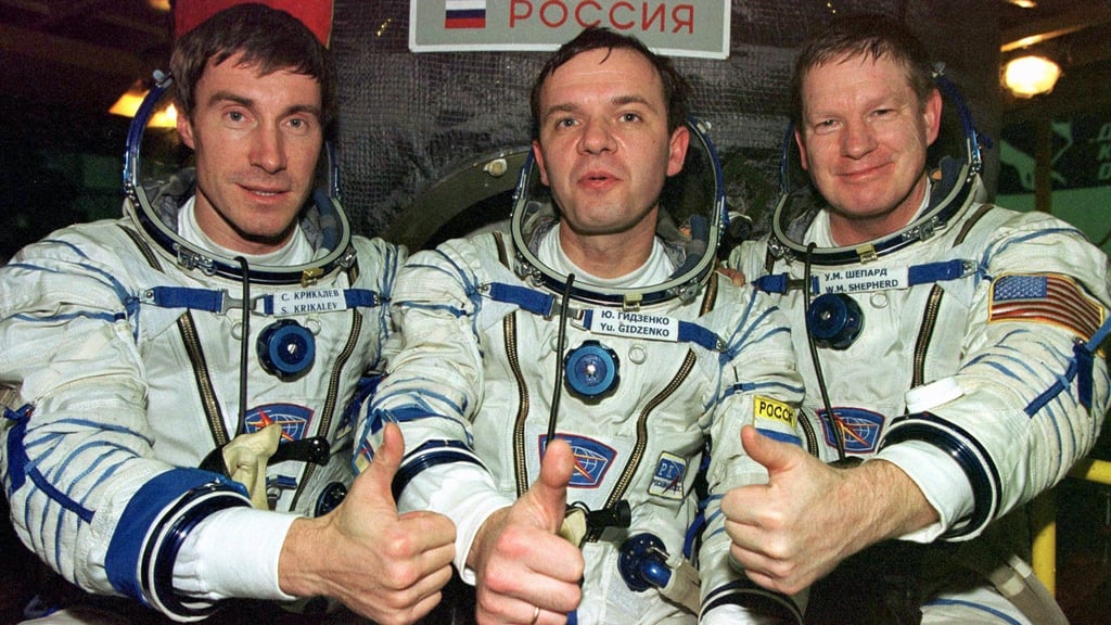 Die Crew, die als erste die Internationale Raumstation ISS bewohnte: US-Astronaut Bill Shepherd (l-r) und die russischen Kosmonauten Juri Gidsenko und Sergej Krikaljow, heben die Daumen vor ihrer Sojus-Rakete. (Archivbild)