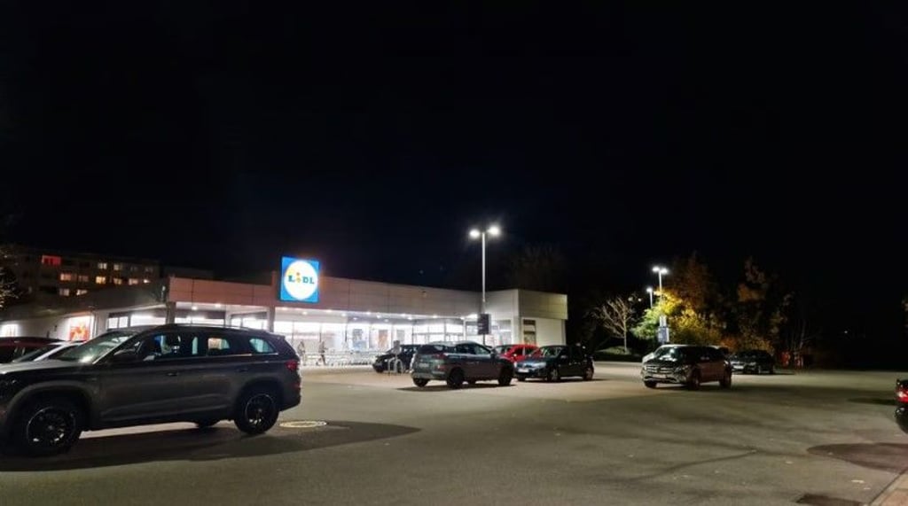 Nachts sind die meisten Supermarktparkplätze leer. Könnten sie dann zum Anwohnerparkplatz werden?