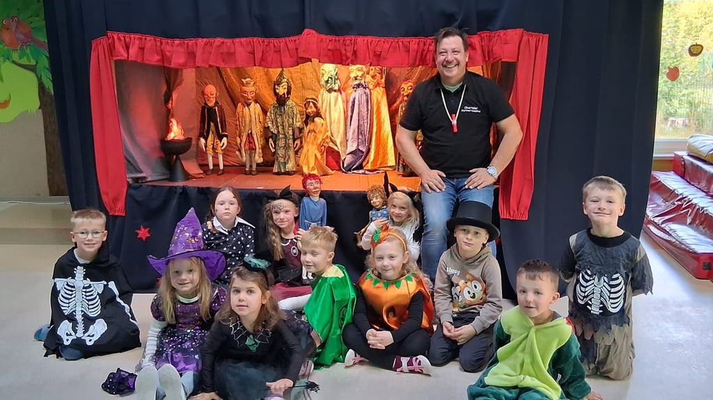 Ein bisschen Magie, viele Fäden und große Kinderaugen – Michael Richter verzaubert die Kinder im „Abenteuerland“. Nach der Vorstellung dürfen die kostümierten Zuschauer die kunstvollen Marionetten aus nächster Nähe bestaunen.