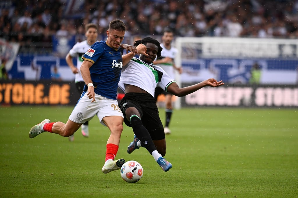Hendry Blank (r) fehlt Hannover 96 in Elversberg. (Archivilbd)