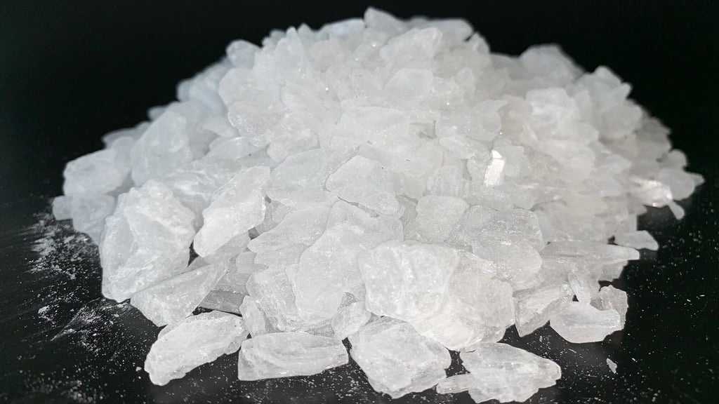Bei einer groß angelegten Razzia in Naumburg fand die Polizei unter anderem Crystal Meth, fast 2.000 Euro Bargeld und mehrere Waffen.