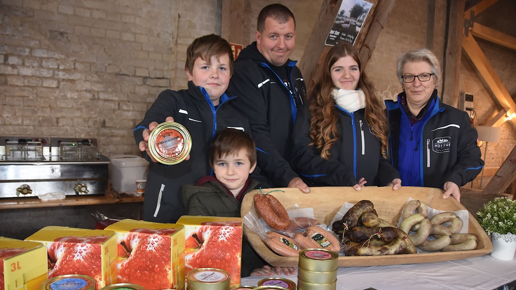 Frisch geschlachtete Wurst präsentiert Landwirt Christoph Sue und seine Mutter Heike gemeinsam mit seinen Kindern Jan Ole (6 Jahre), Carl (11) und Joselyn (13) beim Regionalmarkt in Etingen.
