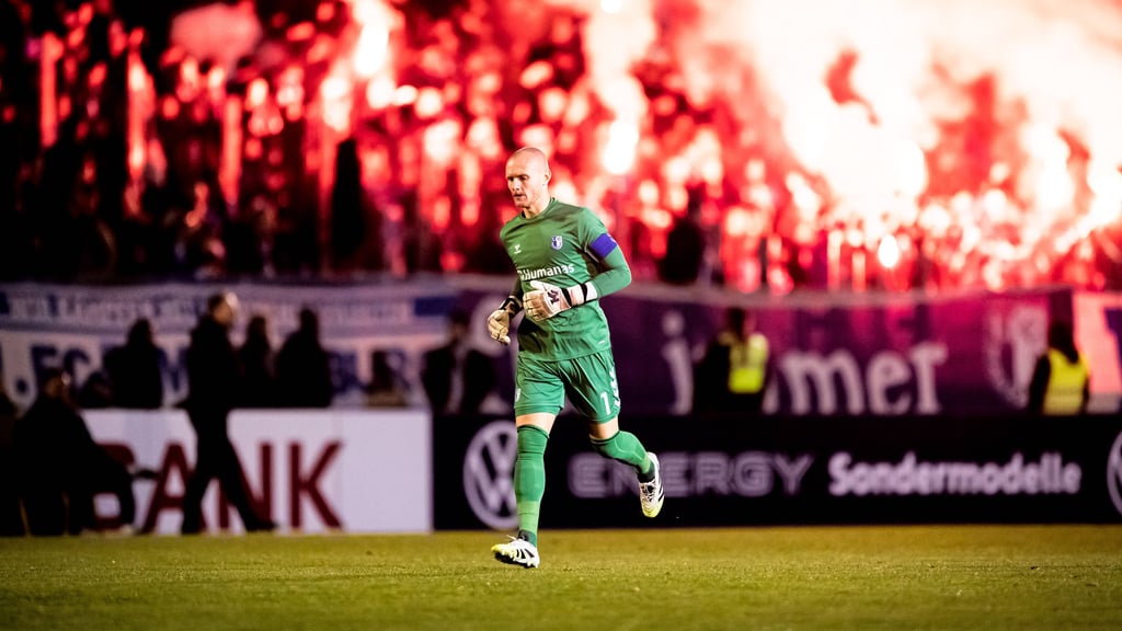 Bengalos im FCM-Gästeblock beim DFB-Pokalspiel im Vöhlin-Stadion des FV Illertissen.