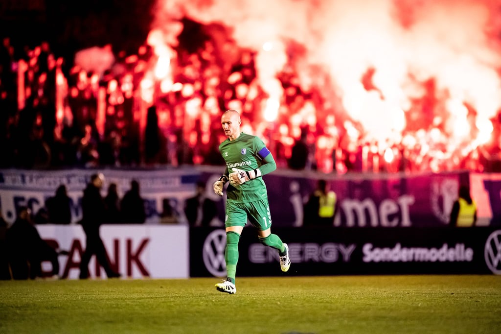 Bengalos im FCM-Gästeblock beim DFB-Pokalspiel im Vöhlin-Stadion des FV Illertissen.