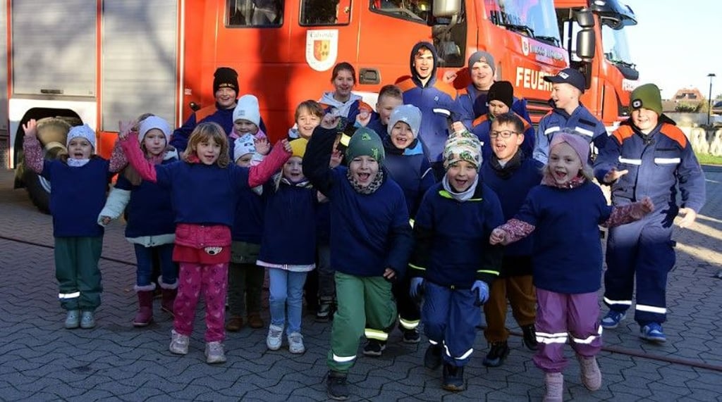 Mit voller Begeisterung dabei: Kinder und Jugendliche der Feuerwehr Calvörde präsentieren sich gut gelaunt und voller Tatendrang beim großen Jubiläumsfest.