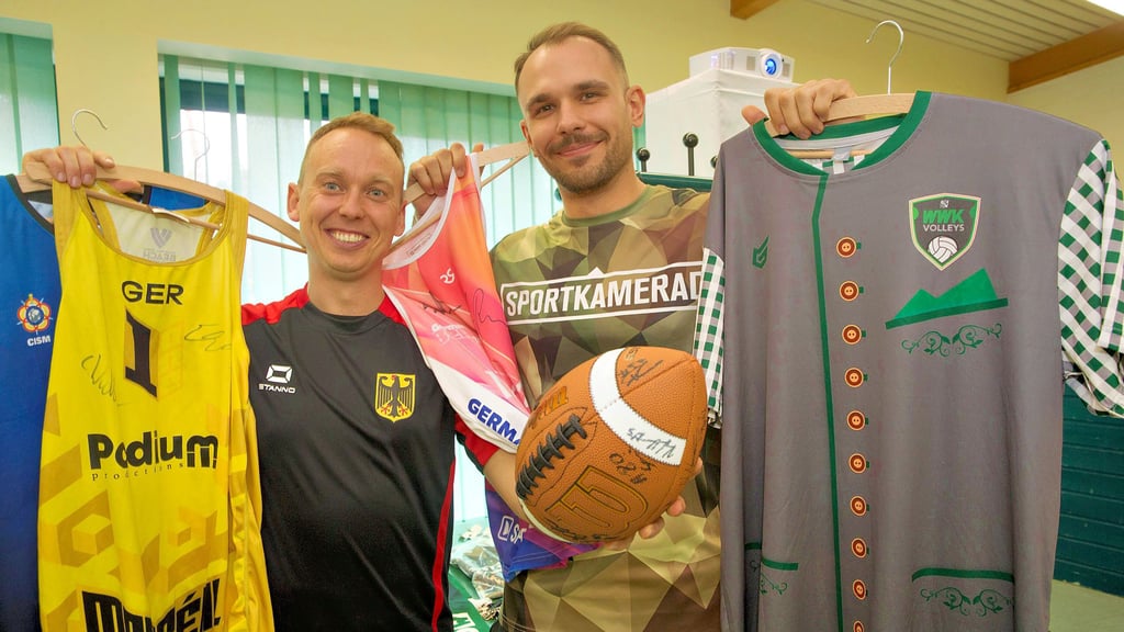 Lars Hess (l.) und Kevin Kaspar vom Org-Team des Events zeigen einige der Preise, die es mittels Verlosung für den guten Zweck zu gewinnen gab.