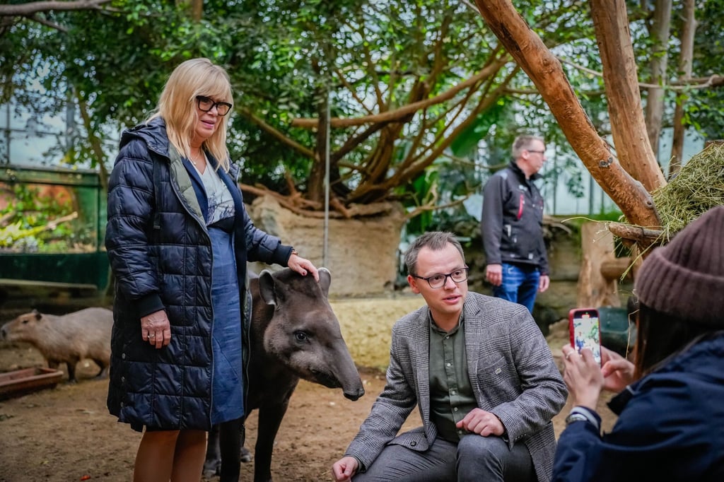 Magdeburgs Oberbürgermeisterin Simone Borris und Zoodirektor David Pruß mit einem Tapir.