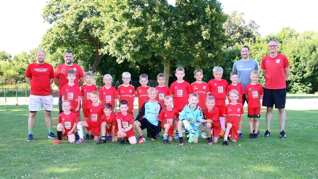 Fußballtrainer Sascha Meinecke (r.) trainiert seit vielen Jahren die F-Jugend des Osterweddinger Sportvereins