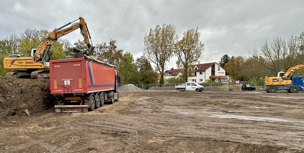 In Zörbig entsteht das neue Regenrückhaltebecken, das Teile der Stadt künftig vor Überflutung schützen soll.