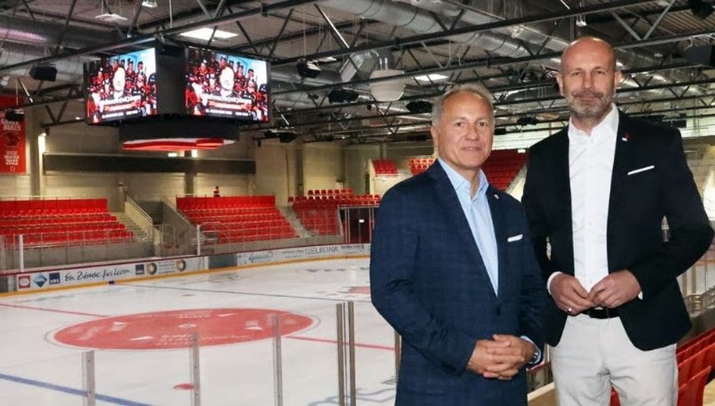 Stadtmarketing-Geschäftsführer Mark Lange (l.) und Daniel Mischner, Chef der Saale Bulls, sind schon voller Vorfreude auf das Weihnachts(mit)singen im neu eröffneten Sparkassen-Eisdom in Halle.