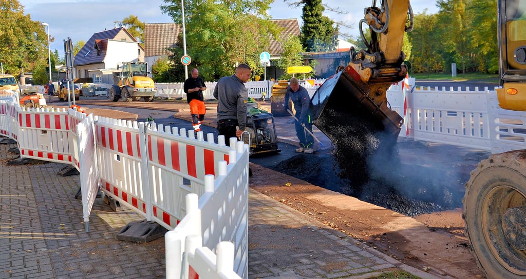 Der Bau der Trinkwasserleitung auf der Ortsdurchfahrt Neundorf ist soweit fortgeschritten, dass ab Montag auch Änderungen in der Verkehrsführung eintreten.