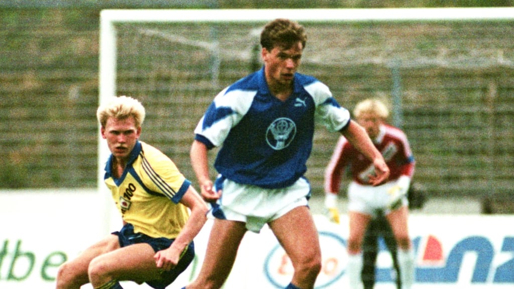 Uwe Rösler 1990 im Trikot des 1. FC Magdeburg: Am Sonntag trifft er als Trainer des VfL Bochum auf seinen Ex-Verein.