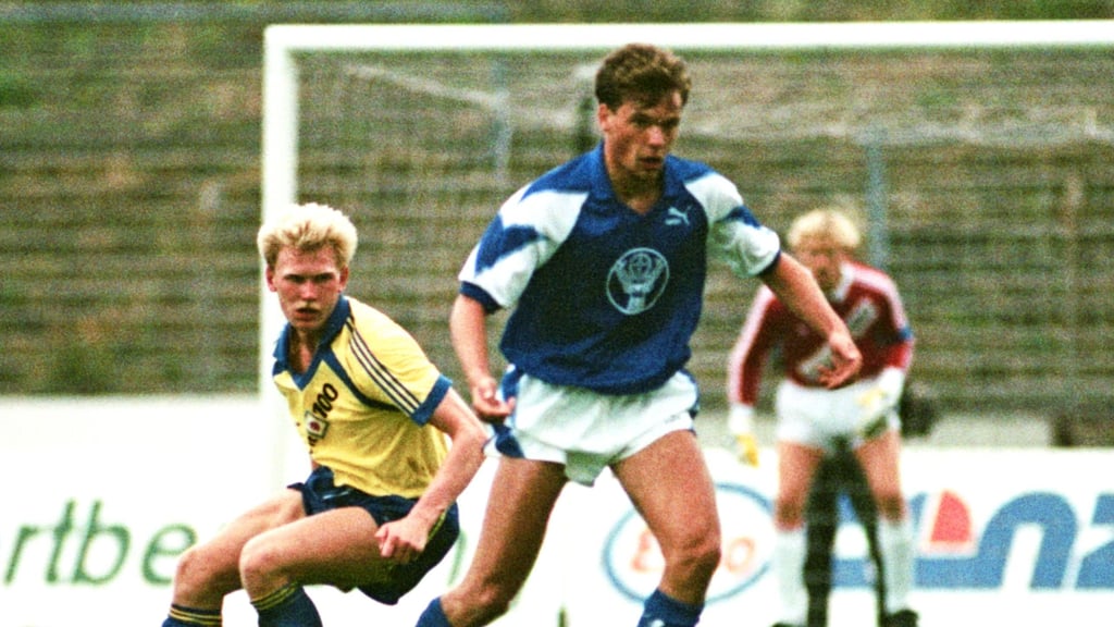 Uwe Rösler 1990 im Trikot des 1. FC Magdeburg: Am Sonntag trifft er als Trainer des VfL Bochum auf seinen Ex-Verein.