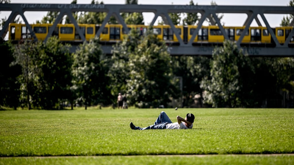 Der Park am Gleisdreieck steht für Entspannung - doch aufgrund maroder Brücken wird bald auch kräftig gebaut. (Archivbild)