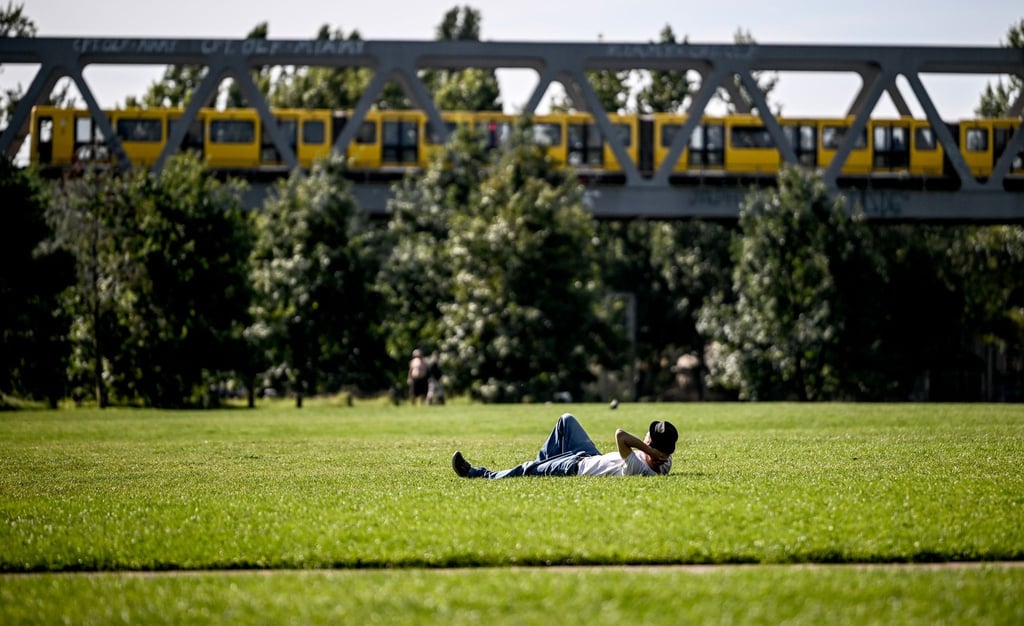 Der Park am Gleisdreieck steht für Entspannung - doch aufgrund maroder Brücken wird bald auch kräftig gebaut. (Archivbild)