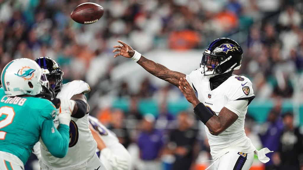 Lamar Jackson (rechts) warf bei seinem Comeback vier Touchdown-Pässe.