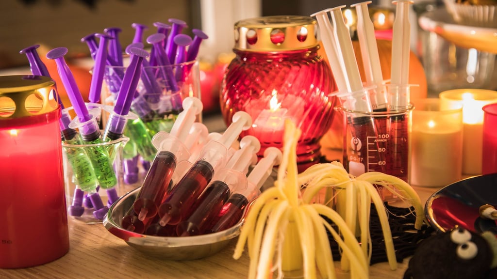 Verpackungen von Halloween-Süßigkeiten wie Bonbontüten, Folien oder Plastikeimer kommen in die Gelbe Tonne oder den Gelben Sack.