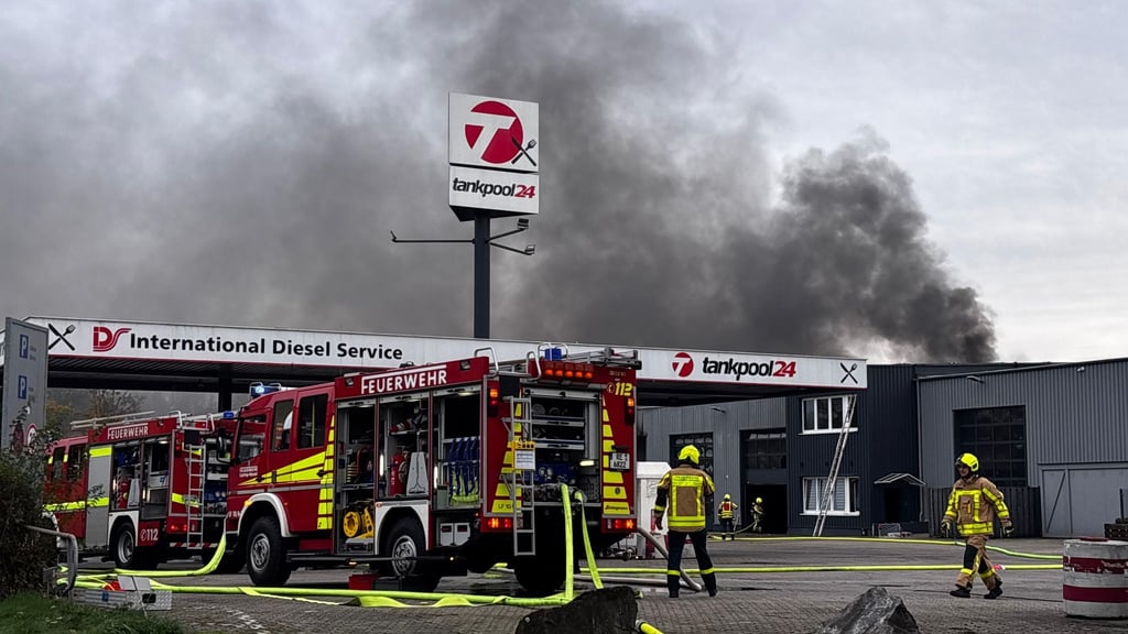 Eine Rauchwolke zieht über Castrop-Rauxel - ausgelöst durch einen Brand an einem Tankstellengelände.