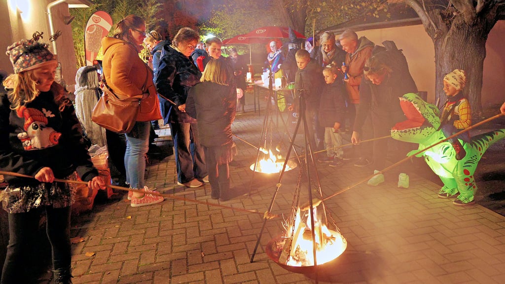 Stockbrotbacken am offenen Feuer wie hier am Dschungelcafé im Ascherslebener Zoo – immer wieder ein geselliges Vergnügen. 