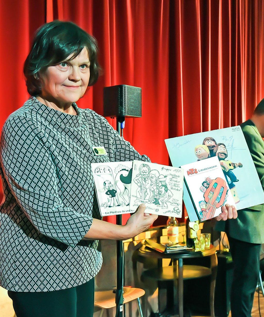Margarete  Mages beim Versteigern der signierten Platten des Duos MTS auf  „amerikanisch“ im Kino...