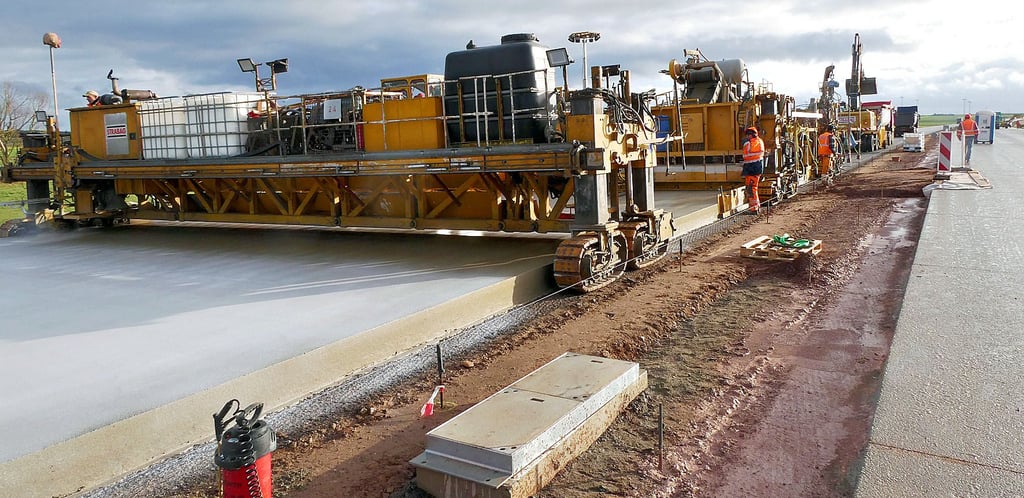 A14-Nordverlängerung zwischen Lüderitz und Stendal: In drei Arbeitsschritten legt der sogenannte Fertiger die Betondecke auf die Asphaltschicht. Die Betondecke ist pro Fahrbahn 11,5 Meter breit und 26 Zentimeter dick.