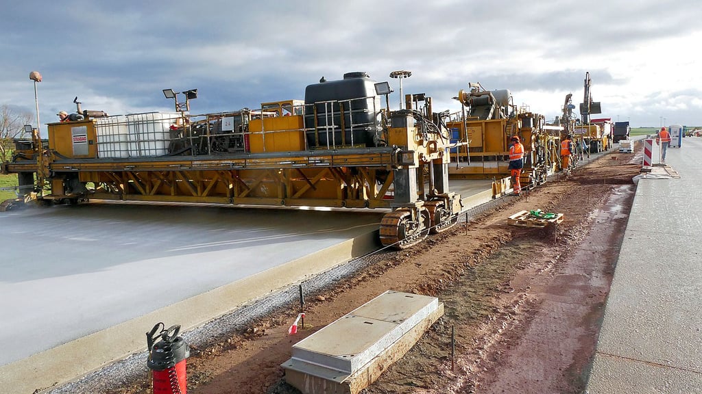 A14-Nordverlängerung zwischen Lüderitz und Stendal: In drei Arbeitsschritten legt der sogenannte Fertiger die Betondecke auf die Asphaltschicht.
