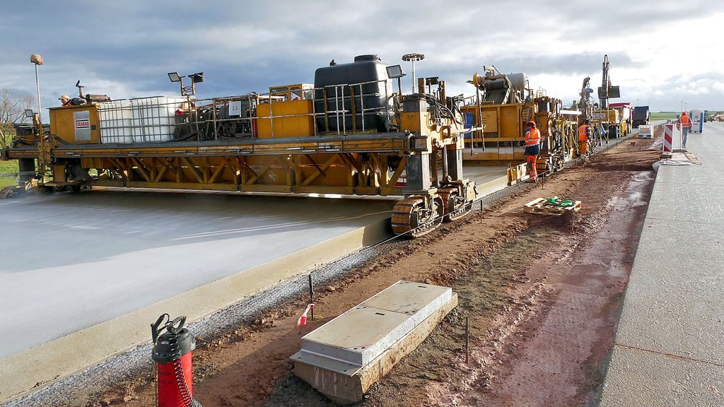 A14-Nordverlängerung zwischen Lüderitz und Stendal: In drei Arbeitsschritten legt der sogenannte Fertiger die Betondecke auf die Asphaltschicht.
