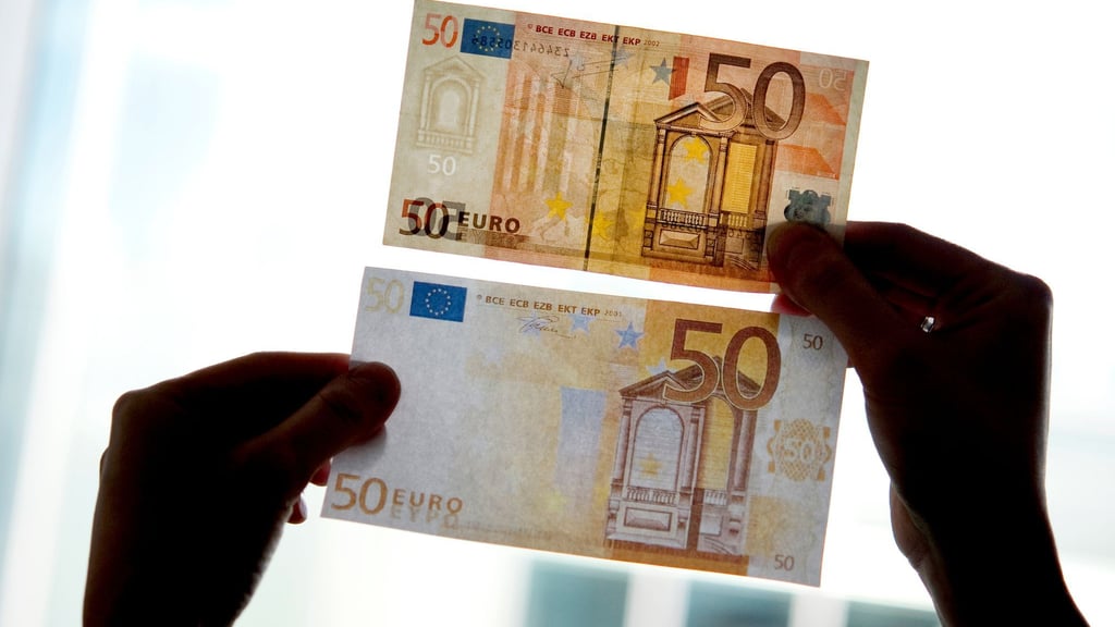 Der Jugendliche wollte mit einem falschen Fünfzig-Euro-Schein in einem Fast-Food-Restaurant zahlen. (Symbolbild)