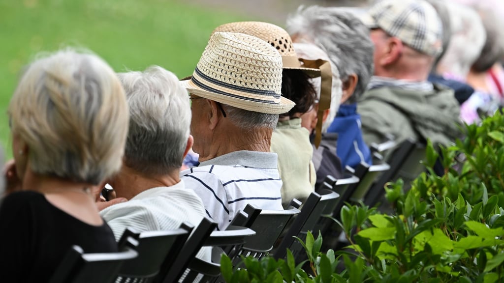 Rentnerinnen und Rentner können im kommenden Jahr mit einer ähnlichen Anhebung ihrer Bezüge rechnen wie in diesem. (Illustration)