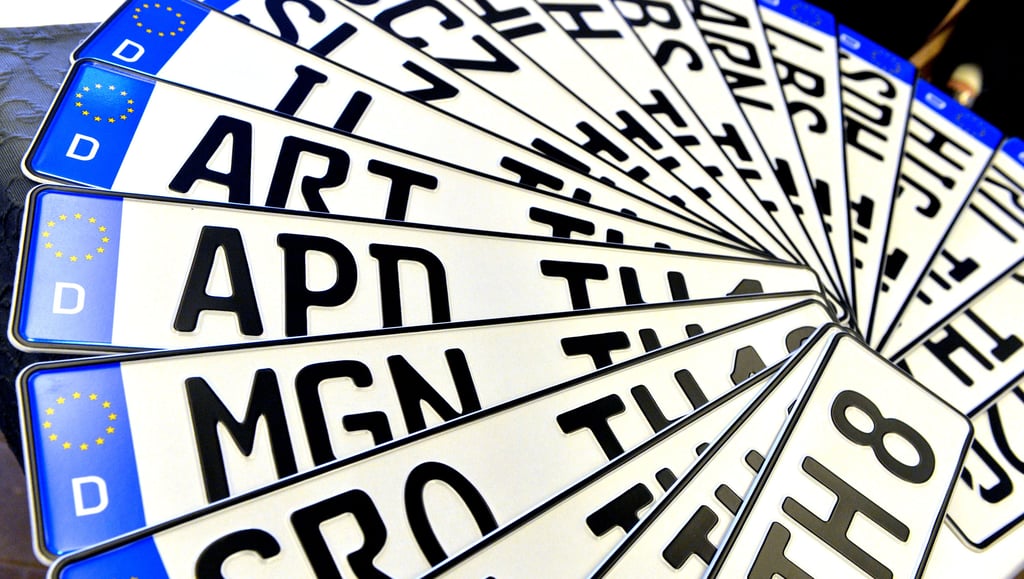 Eine Schönebeckerin ist wegen Urkundenfälschung angeklagt. Sie soll falsche Kfz-Kennzeichen an ihrem Auto angebracht haben.