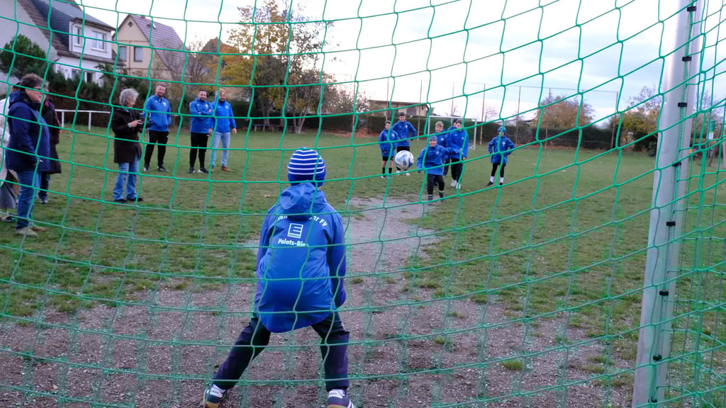 Die ersten offiziellen Schüsse auf die neuen Fußballtore des Bolzplatzes im Gehren durften die D-Junioren des Blankenburger FV abgeben. Auch Blankenburgs Bürgermeister Heiko Breithaupt  und die Sponsoren der Vereine "Blankenburg blüht auf" und "Initiative" durften Torhüter Louis Fabich prüfen.